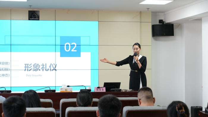 市商务局成功举办商务礼仪培训班