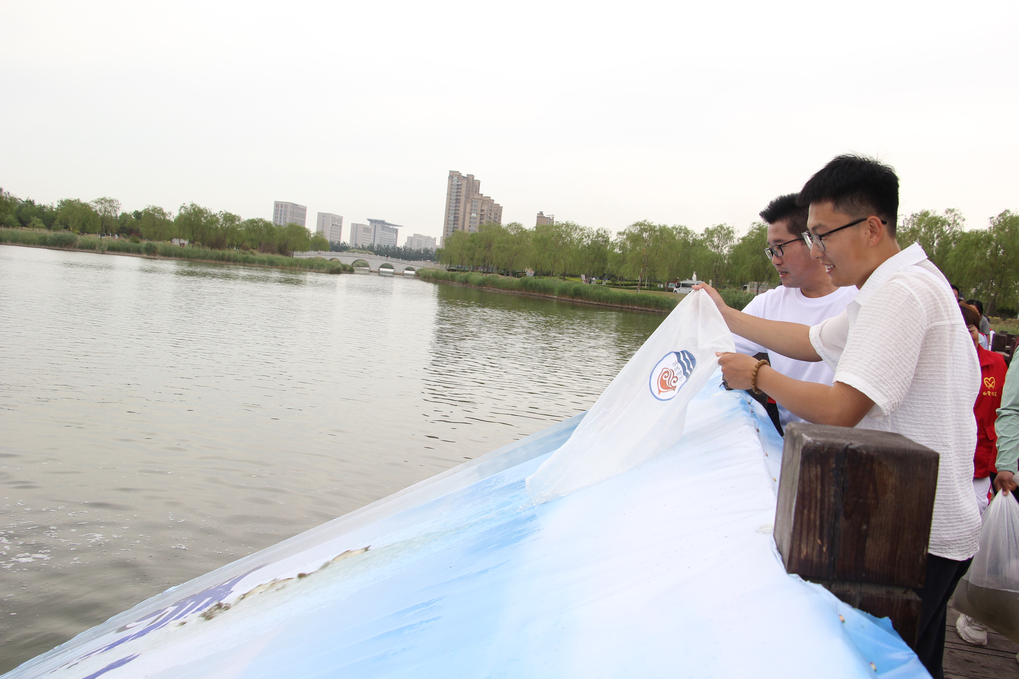 滨州市 2024 年全国"放鱼日"暨"世界海洋日"活动在北海公园启动